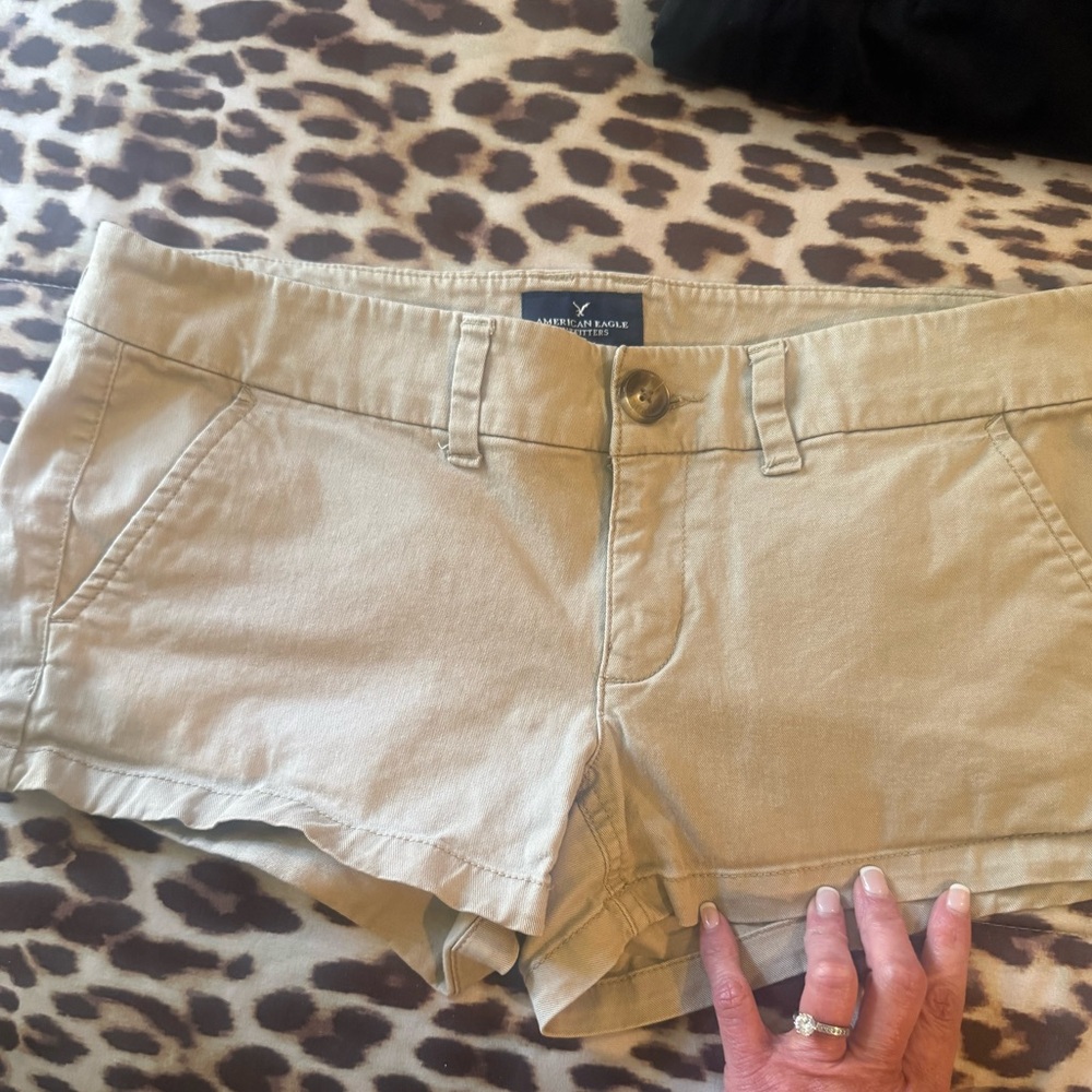 American Eagle size 4 3" inch khaki shorts